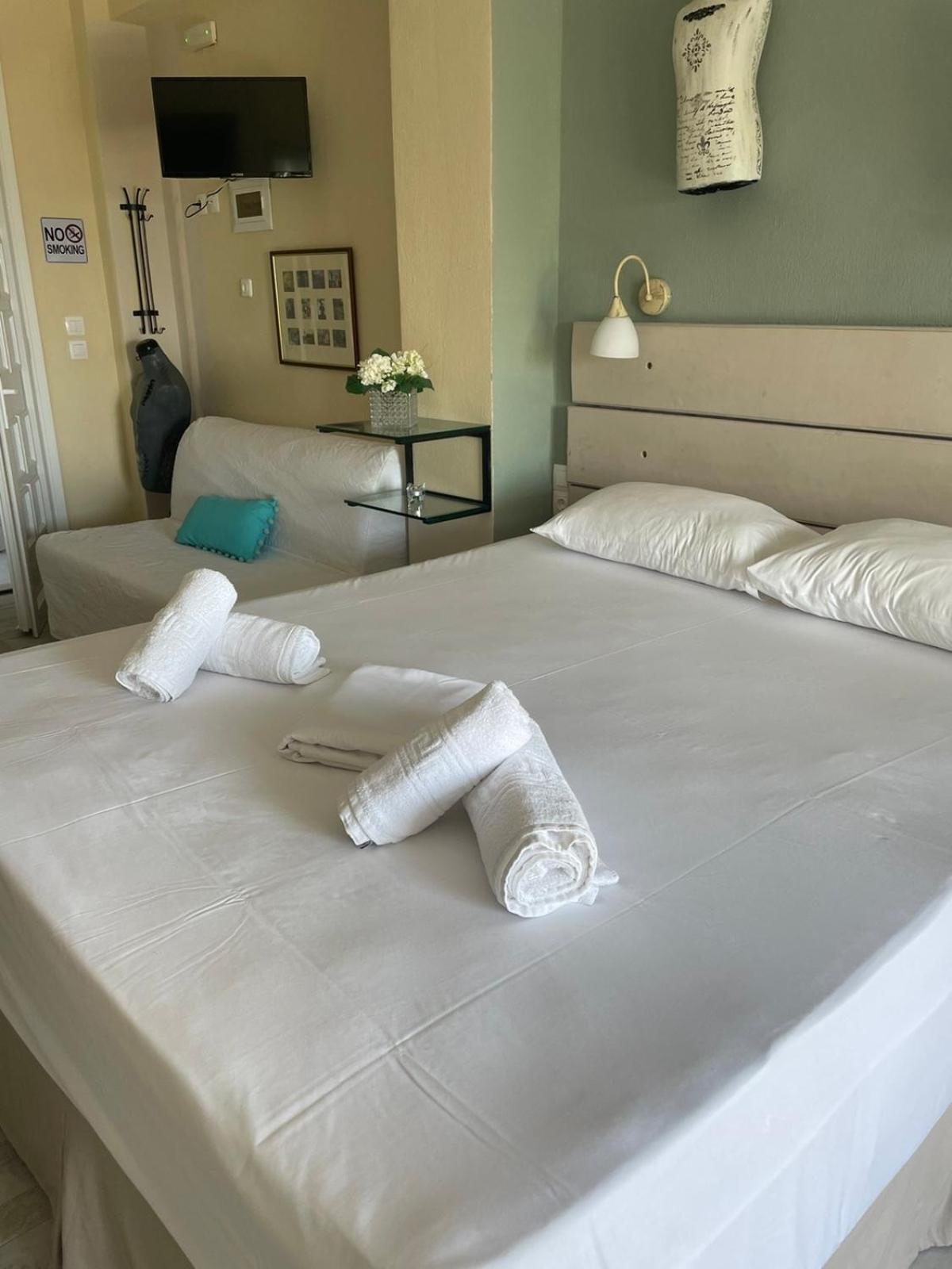 Axion Esti Apartments سكوبيلوس تاون الغرفة الصورة